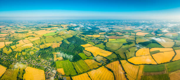 作物畑の上空のパノラマ農場緑の牧草地の夏の風景 - vale of evesham ストックフォトと画像