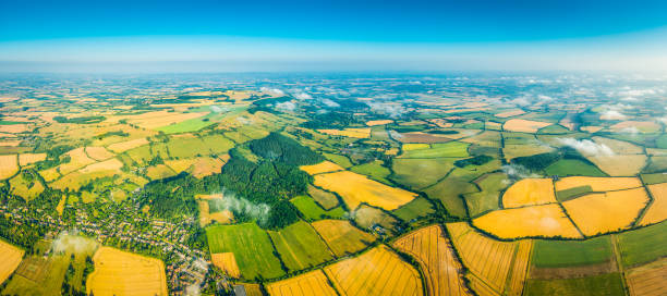 воздушная панорама над сельскохозяйственными полями ферм зеленый пастбищ летний пейзаж - vale of evesham стоковые фото и изображения