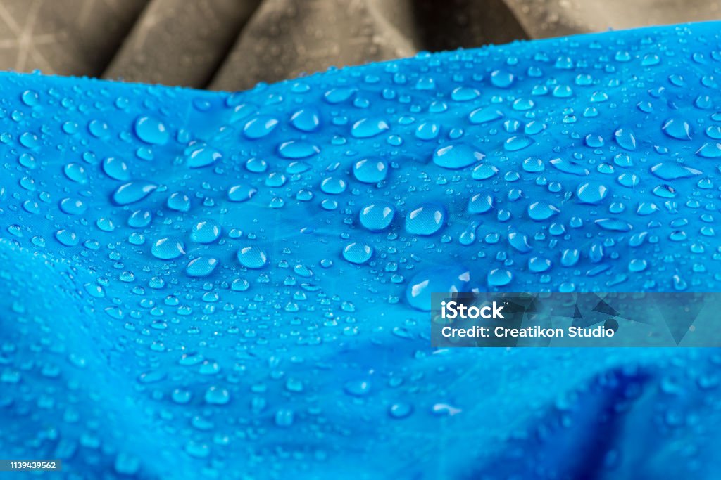 Fondo De Tela Impermeable De Nylon Con Primer Plano Borroso Gotas De Lluvia Sobre Revestimiento Impermeable Textil Resistente Al Agua De Fondo Con Gotas De Foto de stock y más banco