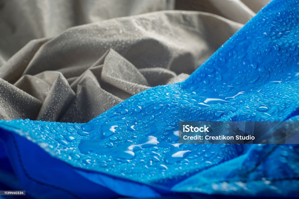 De Agua En Tela De Nylon Azul Impermeable Macro Vista De Detalle De La Ropa Impermeable Sintética Tejida Tejido Impermeable Con Gotas Agua Gotas De Lluvia Sobre Recubrimiento Textil Resistente