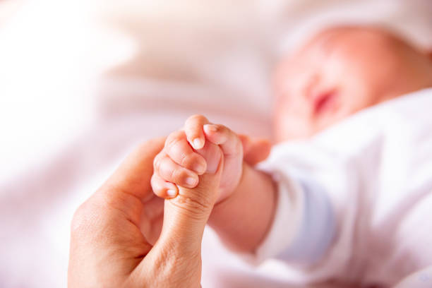 dad is always with you,support you - newborn human hand baby father imagens e fotografias de stock