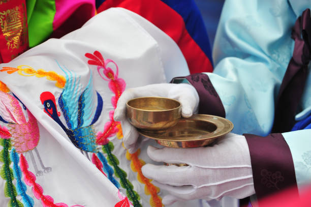 copa de vino de una ceremonia de boda tradicional coreana - boda coreana fotografías e imágenes de stock