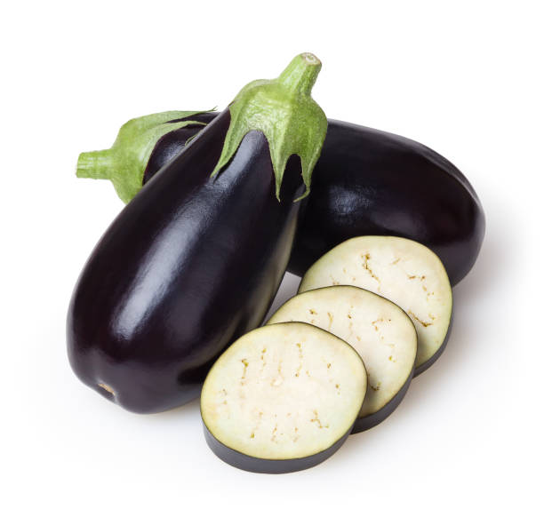 frische auberginen isoliert auf weißem hintergrund mit clipping-pfad - eggplant stock-fotos und bilder