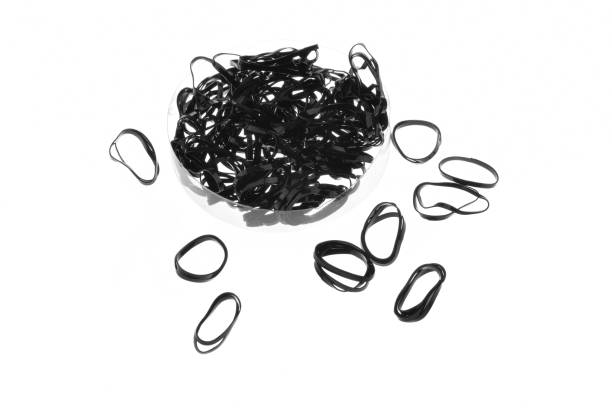 волосы плетеные черные резинки, изолированные на белом фоне - rubber band стоковые фото и изображения