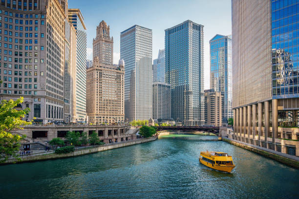 chicago river tourboat downtown chicago grattacieli - illinois foto e immagini stock