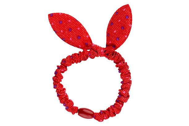 красные текстильные волосы резиновые scrunchy с лентой кроличьи уши и цветные точки, изолированные на белом фоне, отсечение путь включены - rubber band стоковые фото и изображения