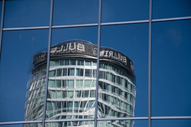 ikonická dominanta birminghamu rotunda se odráží ve skle mostu bull ring při pohledu z smallbrook queensway - the-rotunda - stock snímky, obrázky a fotky