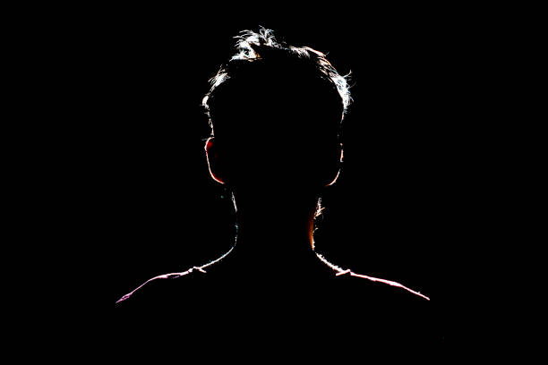 silhouette des menschen an dunklem ort, anonyme hinterleuchtete kontur a - gegenlicht fotos stock-fotos und bilder