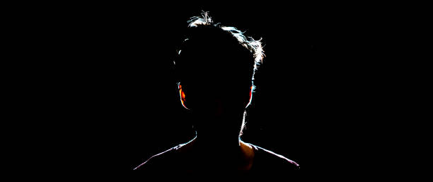 silhouette des menschen an dunklem ort, anonyme hinterleuchtete kontur a - nicht erkennbare person stock-fotos und bilder