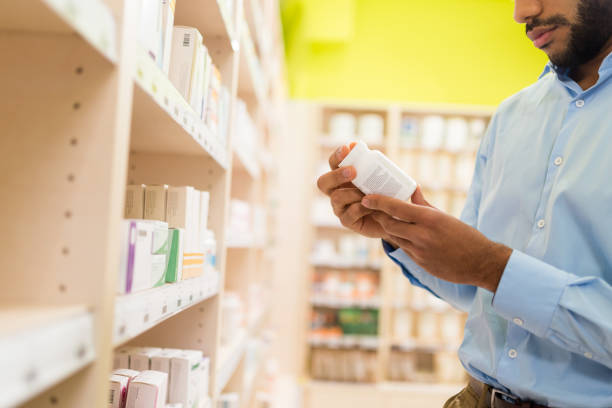barba hombre elegir suplemento en drugstore - pill bottle pharmacy medicine shelf fotografías e imágenes de stock