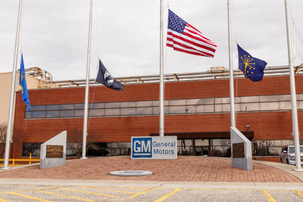 General Motors Logo  and Signage with American flag at the Metal Fabricating Division. GM opened this plant in 1956 I Marion - Circa March 2019: General Motors Logo  and Signage with American flag at the Metal Fabricating Division. GM opened this plant in 1956 I Chevrolet stock pictures, royalty-free photos & images