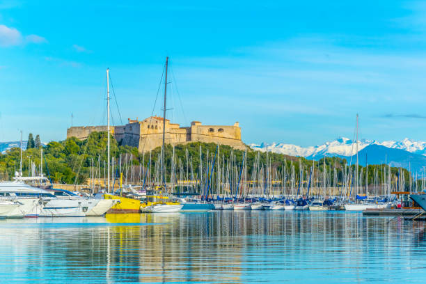 port vauban con fort carre ad antibes, francia - city of nice restaurant france french riviera foto e immagini stock