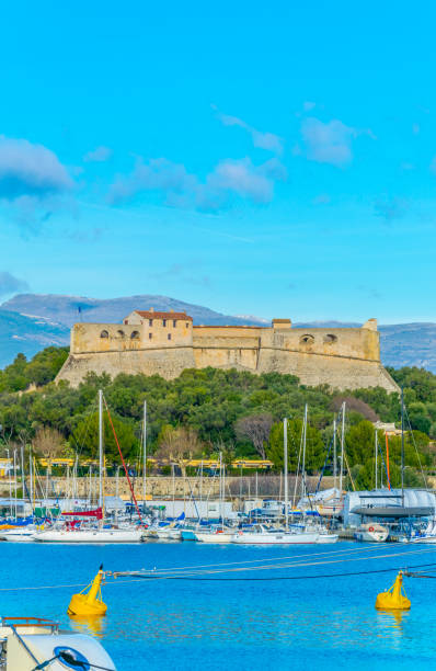 port vauban con fort carre ad antibes, francia - city of nice restaurant france french riviera foto e immagini stock