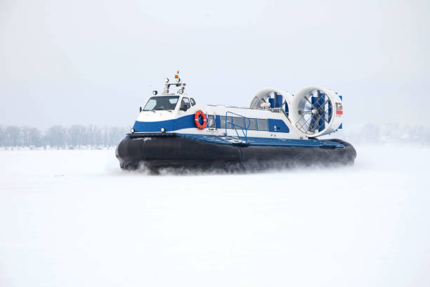 poduszkowiec pędzi po ośnieżonej rzece - hovercraft zdjęcia i obrazy z banku zdjęć