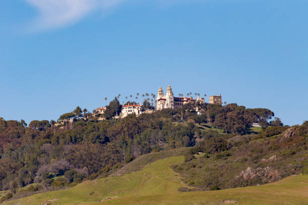 castle in kalifornien - san simeon stock-fotos und bilder