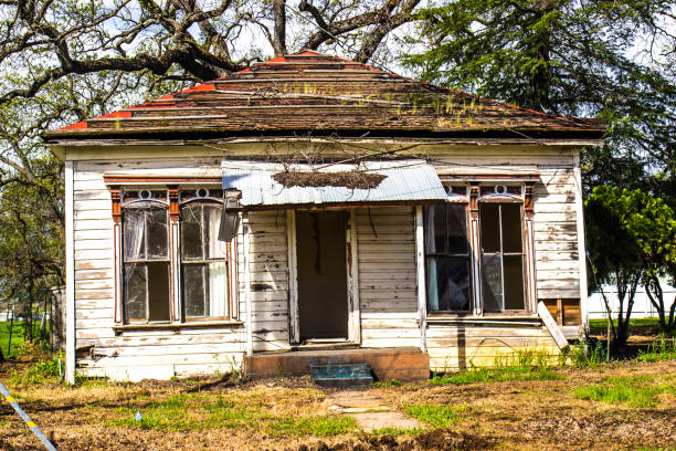 hogar de un nivel abandonado inhabitable - deteriorado viejo fotografías e imágenes de stock