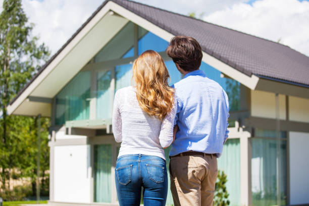 istock Couple and their house 1139486977