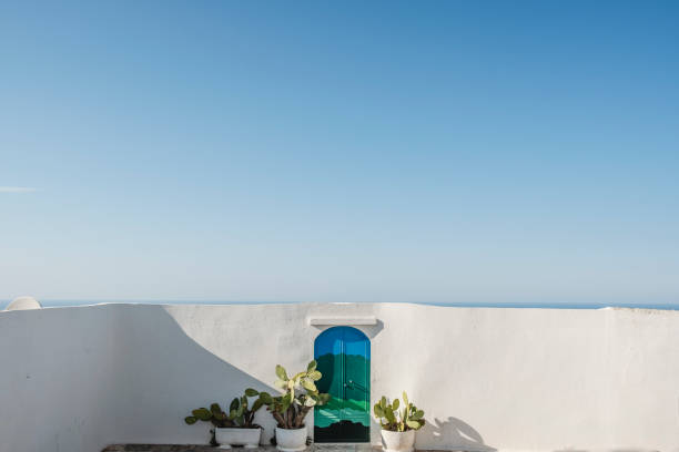 white wall with colored door - greece blue house wall imagens e fotografias de stock