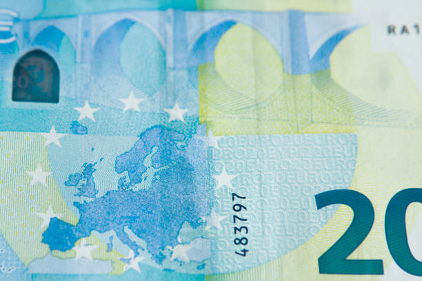 primo piano di nuova banconota di venti euro sfondo - european union euro note european union currency paper currency five euro banknote foto e immagini stock