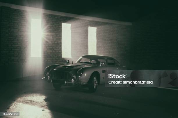 Model Aston Martin Db5 In Atmospheric Garage Stockfoto und mehr Bilder von James Bond - Kunstwerkname - James Bond - Kunstwerkname, Aston Martin, Goldfinger - James Bond - Filmreihe
