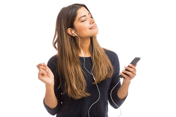 alquitrán Seguro Calamidad Mujer Usando Radio Para Escuchar Música En Smartphone Foto de stock y más  banco de imágenes de Música - iStock