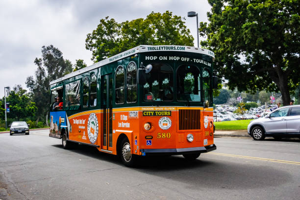 サンディエゴの都市ツアーで人々を取るトロリーバスのホップオン/ホップオフ - trolley bus ストックフォトと画像