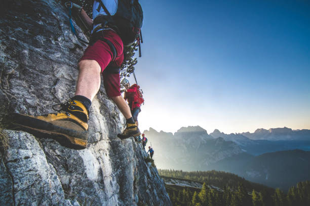 escalada na borda mountaing - hanging on rock rock climbing - fotografias e filmes do acervo