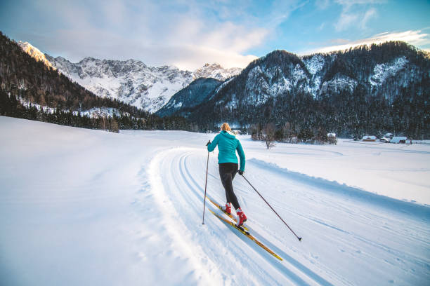 langläufer gleiten auf der piste - ski winter women skiing stock-fotos und bilder