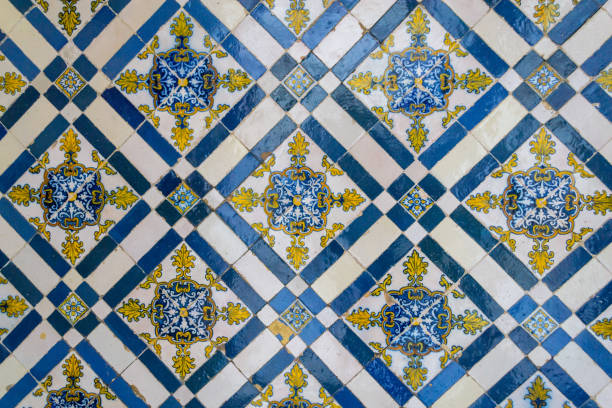 telhas decorativas (ou azulejos) em uma parede na península ibérica - heath ceramics - fotografias e filmes do acervo
