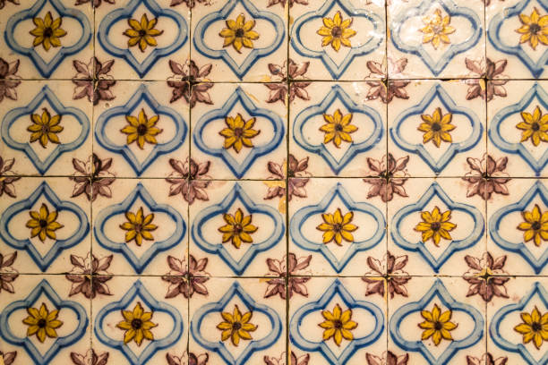 azulejos decorativos (o azulejos) en una pared en la península ibérica - heath ceramics fotografías e imágenes de stock