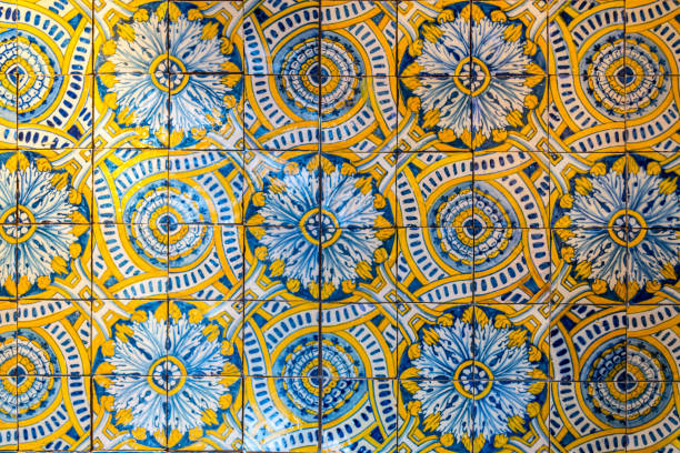 azulejos decorativos (o azulejos) en una pared en la península ibérica - heath ceramics fotografías e imágenes de stock