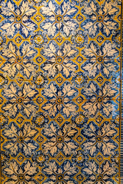 azulejos decorativos (o azulejos) en una pared en la península ibérica - heath ceramics fotografías e imágenes de stock