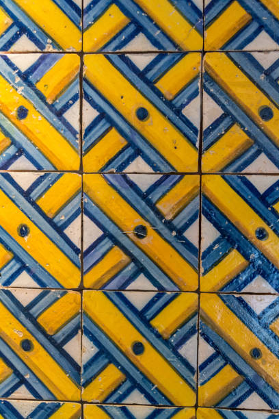 azulejos decorativos (o azulejos) en una pared en la península ibérica - heath ceramics fotografías e imágenes de stock