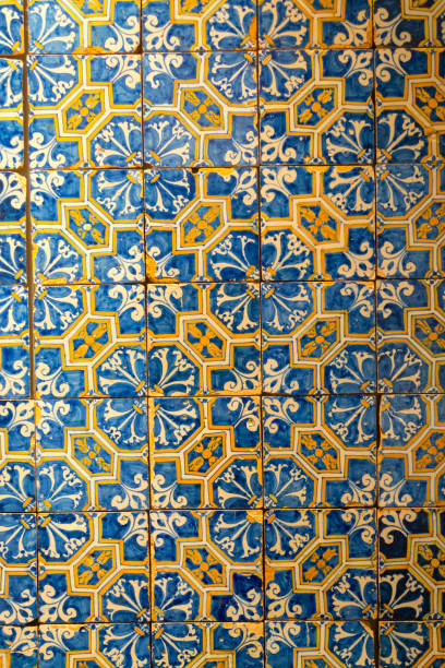 azulejos decorativos (o azulejos) en una pared en la península ibérica - heath ceramics fotografías e imágenes de stock