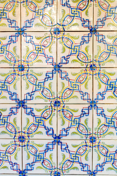 azulejos decorativos (o azulejos) en una pared en la península ibérica - heath ceramics fotografías e imágenes de stock