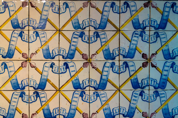 azulejos decorativos (o azulejos) en una pared en la península ibérica - heath ceramics fotografías e imágenes de stock