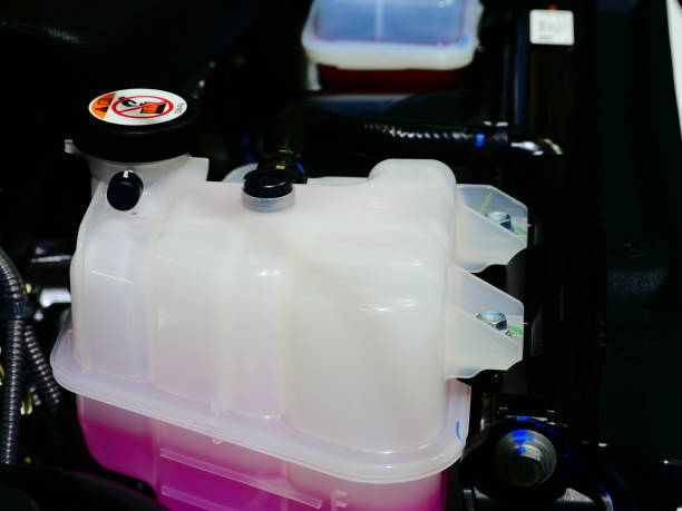 istock Pink liquid in plastic coolant tank for car cooling system 1139502867