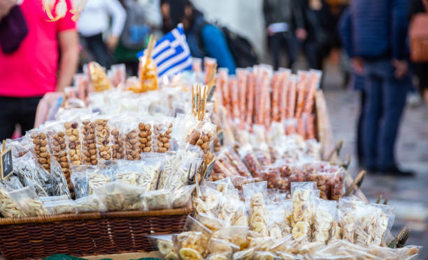 pacchetti di noci e frutta secca in una bancarella del mercato di strada, atene grecia - peanut bag nut sack foto e immagini stock