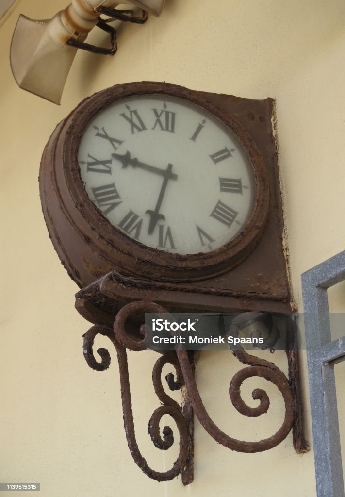 George Bernard delicado Miedo a morir Antiguo Reloj Oxidado En Una Plataforma De La Estación De Ferrocarril En  Gallipoli Foto de stock y más banco de imágenes de Acurrucado - iStock