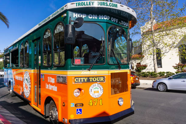 サンディエゴの都市ツアーで人々を取るトロリーバスのホップオン/ホップオフ - san diego trolley ストックフォトと画像