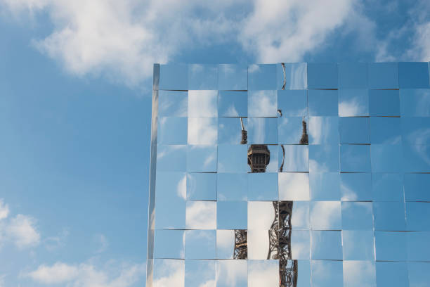 eiffelturm-reflexion - paris square architecture travel destinations urban scene stock-fotos und bilder