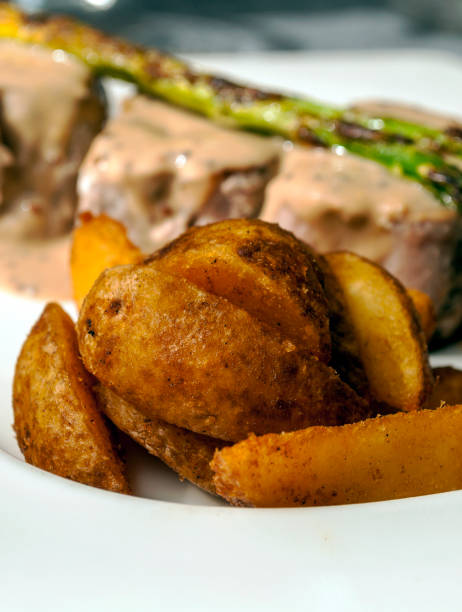 meat in a restaurant - steak strip steak prepared potato grilled imagens e fotografias de stock