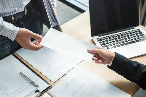 homem de negócios que emite uma letra da renúncia à saliência do empregador a fim demitir o contrato do despedimento, mudando e renunciando do conceito do trabalho - finishing employment issues occupation downsizing - fotografias e filmes do acervo