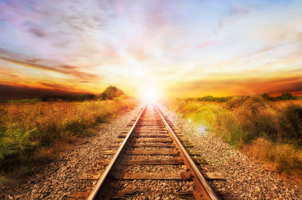 paisagem de uma estrada de ferro abandonada velha no nascer do sol. - railroad track - fotografias e filmes do acervo