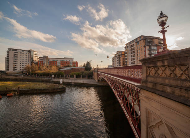 ponte a corona a leeds - leeds england yorkshire canal museum foto e immagini stock