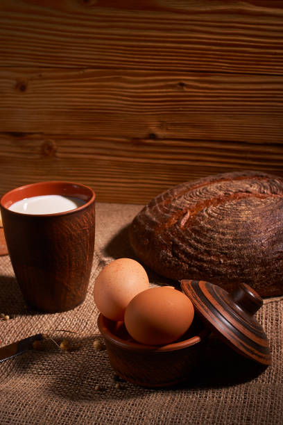 verschiedene milchprodukte milch, käse, eier. rustikales stillleben auf dem tisch - fetta cheese fotos stock-fotos und bilder