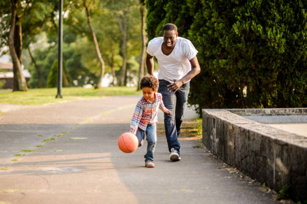 jugar al baloncesto - bouncing ball family playing fotografías e imágenes de stock