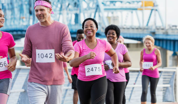 유 방 암 랠리에서 아프리카계 미국인 여자 그룹 - breast cancer walk 뉴스 사진 이미지