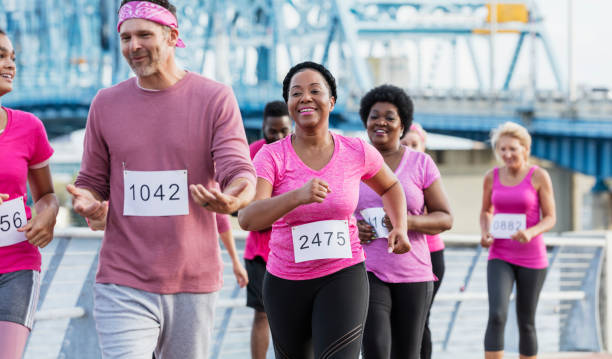 非洲裔美國婦女與小組在乳腺癌集會 - 競走賽 個照片及圖片檔