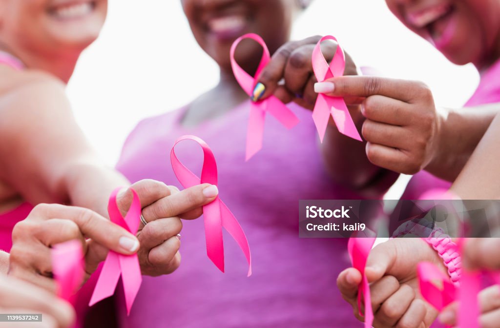 Groep van vrouwen in roze, borstkanker Awareness linten - Royalty-free Breast Cancer Awareness Stockfoto